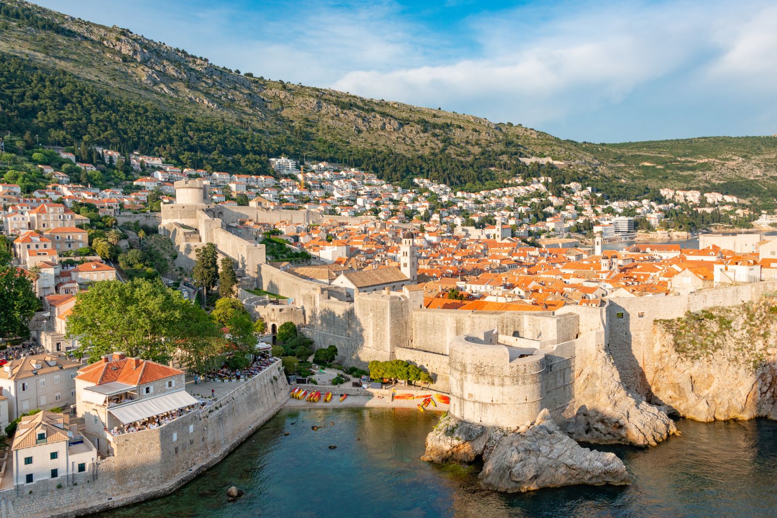 Dubrovačke zidine i stari grad uz Jadransko more