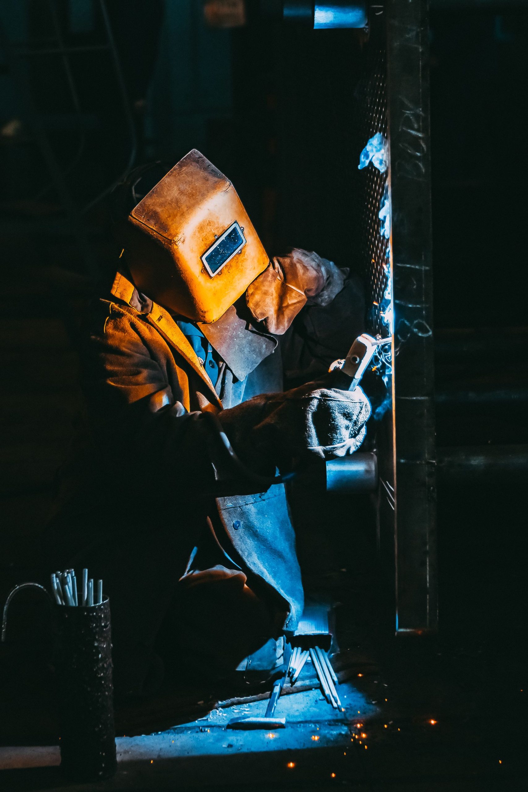 Obrada metala s iskrama u industrijskoj radionici